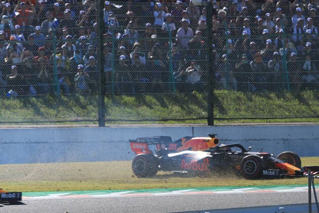 Sport Bilder des Tages 13th October 2019; Suzuka Circuit, Suzuka City, Japan; Formula One Japanese Grand Prix, Race Day; Aston Martin Red Bull Racing, Max Verstappen slides across the grass after contact with Leclerc- Editorial Use  ActionPlus12176831 LeannexBoon