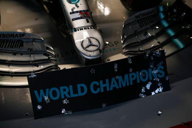 Formel 1, GP Japan, Mercedes feiert den Gewinn der Konstrukteursweltmeisterschaft Motorsports: FIA Formula One World Championship, WM, Weltmeisterschaft 2019, Grand Prix of Japan, Mercedes AMG Petronas Motorsport Team celebrates the win of Constructors Championship 2019, Suzuka Japan
