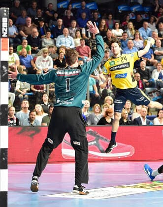 13 10 2019 Handball 1 Bundesliga DKB HBL Season 2019 2020 09 Matchday HC Erlangen Metropolregion Nürnberg HCE Rhein Neckar Löwen OGo Carsten Lichtlein 1, HC Erlangen HCE Patrick Groetzki 24, Rhein Neckar Löwen