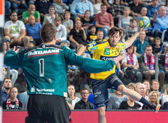 13 10 2019 Handball 1 Bundesliga DKB HBL Season 2019 2020 09 Matchday HC Erlangen Metropolregion Nürnberg HCE Rhein Neckar Löwen OGo Carsten Lichtlein 1, HC Erlangen HCE Patrick Groetzki 24, Rhein Neckar Löwen