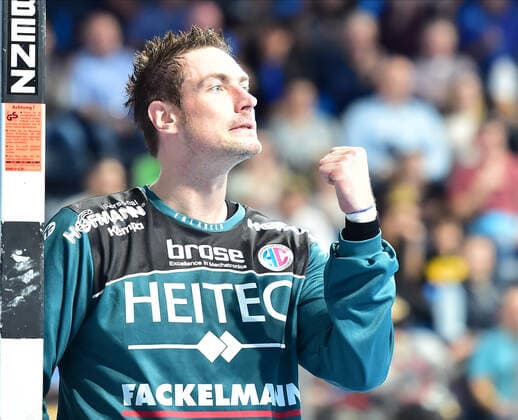 13 10 2019 Handball 1 Bundesliga DKB HBL Season 2019 2020 09 Matchday HC Erlangen Nuremberg Metropolitan Region HCE Rhein Neckar Löwen OGo Carsten Lichtlein 1, HC Erlangen HCE clenching fist Fists
