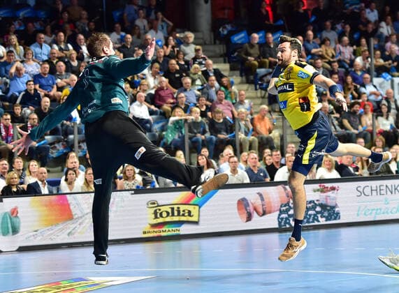 13 10 2019 Handball 1 Bundesliga DKB HBL Season 2019 2020 09 Matchday HC Erlangen Metropolregion Nürnberg HCE Rhein Neckar Löwen OGo Carsten Lichtlein 1, HC Erlangen HCE Gedeon Guardiola 30, Rhein Neckar Löwen