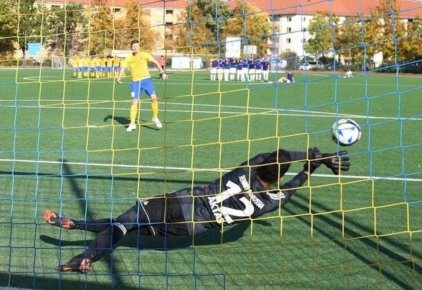 Football, Men, Season 2019 2020, Berliner AOK Landespokal 3 Round, SFC Stern 1900 Tennis Borussia 2 2 n V, 6 7 n E , Goalkeeper Ertugrul Aktas TeBe, Tennis Borussia holds a ball from Toni Tele in penalty shootout, 13 10 2019, Copyright: xMatthiasxKochx