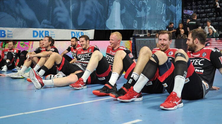 13 10 2019 Handball 1 Bundesliga DKB HBL Season 2019 2020 09 Matchday HC Erlangen Metropolregion Nürnberg HCE Rhein Neckar Löwen OGo Team Team Jubel Freude nach Spielende Quentin Minel 34, HC Erlangen HCE Nikolas Katsigiannis 29, HC Erlangen HCE Johannes Sellin 5, HC Erlangen HCE Florian of Gruchalla 36, HC Erlangen HCE Michael Haaß Haass 13, HC Erlangen HCE Sebastian Firnhaber 18, HC Erlangen HCE Nikolai Link 33, HC Erlangen HCE Nico Büdel 20, HC Erlangen