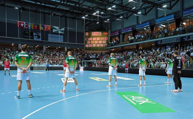 13 10 2019, xovx, Handball HBL, HSG Wetzlar MT Melsungen emspor, The players of HSG Wetzlar and MT Melsungen remember the former player of HSG Wetzlar Jens Tiedtke, who died last week of cancer DFL DFB REGULATIONS PROHIBIT ANY USE OF PHOTOGRAPHS as IMAGE SEQUENCES and or QUASI VIDEO Wetzlar