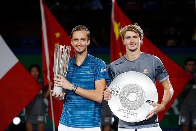Bilder des Jahres 2019, Sport 10 Oktober Sport Themen der Woche KW41 Sport Bilder des Tages SHANGHAI, CHINA - OCTOBER 13: Champion Daniil Medvedev (L) of Russia and runner-up Alexander Zverev of Germany pose with their trophies after the Men s Singles final match on day nine of 2019 Shanghai Rolex Masters at Qi Zhong Tennis Centre on October 13, 2019 in Shanghai, China.  Copyright: xVCGx CFP111254482218 