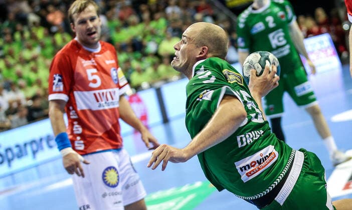 13 10 2019, Handball, 1 Bundesliga, 9 Spieltag, Foxes Berlin Bergischer HC, Max Schmeling Halle Berlins Paul Drux throws the ball at the goal Handball 1 Bundesliga Foxes Berlin Bergischer HC