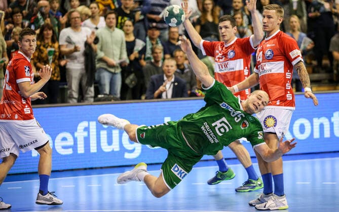 13 10 2019, Handball, 1 Bundesliga, 9 Spieltag, Foxes Berlin Bergischer HC, Max Schmeling Halle Berlins Paul Drux throws the ball at the goal Handball 1 Bundesliga Foxes Berlin Bergischer HC