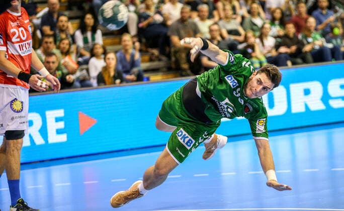 13 10 2019, Handball, 1 Bundesliga, 9 Spieltag, Foxes Berlin Bergischer HC, Max Schmeling Halle Berlins Mijajlo Marsenic throws the ball at the goal Handball 1 Bundesliga Foxes Berlin Bergischer HC