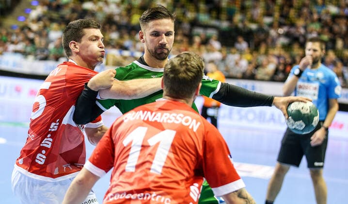 13 10 2019, Handball, 1 Bundesliga, 9 Matchday, Foxes Berlin Bergischer HC, Max Schmeling Halle Berlins Fabian Wiede M fights against Arnor Gunnarsson r and Ragnar Johannsson l from Bergischer HC Handball 1 Bundesliga Foxes Berlin Bergischer HC