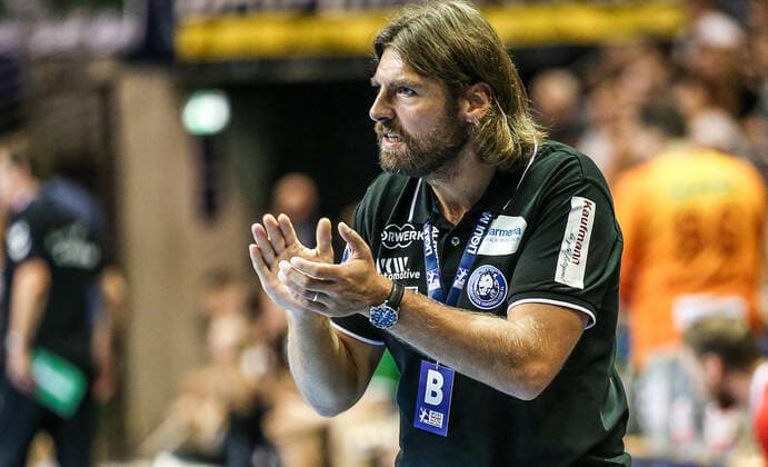 13 10 2019, Handball, 1 Bundesliga, 9 Matchday, Foxes Berlin Bergischer HC, Max Schmeling Halle Coach Sebastian Hinze from Bergischer HC claps Handball 1 Bundesliga Foxes Berlin Bergischer HC