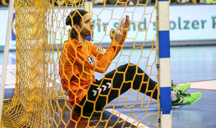 13 10 2019, Handball, 1 Bundesliga, 9 Spieltag, Foxes Berlin Bergischer HC, Max Schmeling Halle Berlins Silvio Heinevetter sits disappointed in goal Handball 1 Bundesliga Foxes Berlin Bergischer HC