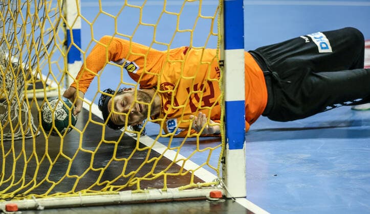 13 10 2019, Handball, 1 Bundesliga, 9 Spieltag, Foxes Berlin Bergischer HC, Max Schmeling Halle Berlins Silvio Heinevetter catches the ball only behind the goal line Handball 1 Bundesliga Foxes Berlin Bergischer HC