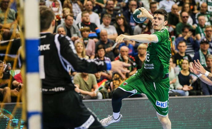 13 10 2019, Handball, 1 Bundesliga, 9 Spieltag, Foxes Berlin Bergischer HC, Max Schmeling Halle Berlins Simon Ernst throws the ball at the goal Handball 1 Bundesliga Foxes Berlin Bergischer HC