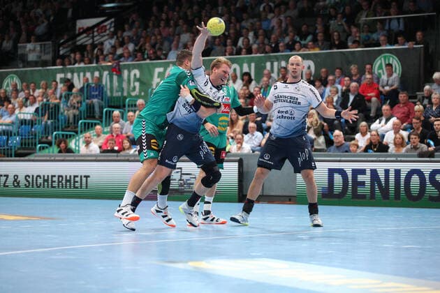 Simon Jeppsson SG Flensburg Handewitt 17 against Miljan Pusica TSV GWD Minden 20 left, Simon Hald SG Flensburg Handewitt 5 right GER, Handball, 1 Bundesliga, TSV GWD Minden against SG Flensburg Handewitt, 13 10 2019 Minden Copyright: xEIBNER JanxStrohdiekx EP_JSK