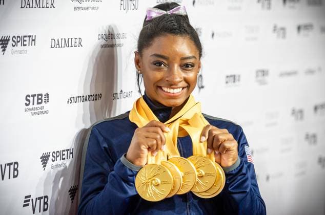 Bilder des Jahres 2019, Sport 10 Oktober Sport Themen der Woche KW41 Sport Bilder des Tages GOLD-Gewinnerin BILES Simone USA - Turn-WM 2019 Stuttgart Deutschland - 2019-10-13 bei der Turn WM Stuttgart 2019. Stuttgart. 13.10.19 Turnen Weltmeisterschaft , Stuttgart Baden Wuerttemberg Deutschland *** GOLD winner BILES Simone USA Gymnastics World Championships 2019 Stuttgart Germany 2019 10 13 at the World Championships Stuttgart 2019 Stuttgart 13 10 19 Gymnastics World Championships , Stuttgart Baden Wuerttemberg Germany