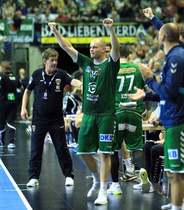 GER, DHB, 1 HBL, FUECHSE BERLIN VS Bergischer HC 13 10 2019, Max Schmeling Halle, Berlin, GER, DHB, 1 HBL, FUECHSE BERLIN VS Bergischer HC, DHB regulations prohibit any use of photographs as image sequences and or quasi video in picture Paul Drux Fuechse Berlin 95 , Head Coach Velimir Petkovic Fuechse Berlin nordphotox xEngler nph00076