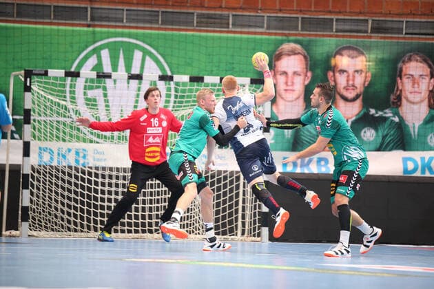 Jim Gottfridsson SG Flensburg Handewitt 24 against Christoffer Rambo TSV GWD Minden 9 left and Miljan Pusica TSV GWD Minden 20 right GER, Handball, 1 Bundesliga, TSV GWD Minden against SG Flensburg Handewitt, 13 10 2019 Minden Copyright: xEIBNER JanxStrohdiekx EP_JSK
