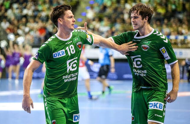 13 10 2019, Handball, 1 Bundesliga, 9 Spieltag, Foxes Berlin Bergischer HC, Max Schmeling Halle Berlins Hans Lindberg l gets together with team mate Jacob Tandrup Holm Handball 1 Bundesliga Foxes Berlin Bergischer HC