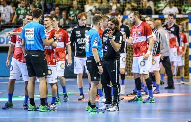 13 10 2019, Handball, 1 Bundesliga, 9 Matchday, Füchse Berlin Bergischer HC, Max Schmeling Halle Coach Sebastian Hinze from Bergischer HC r complains to referee Handball 1 Bundesliga Füchse Berlin Bergischer HC