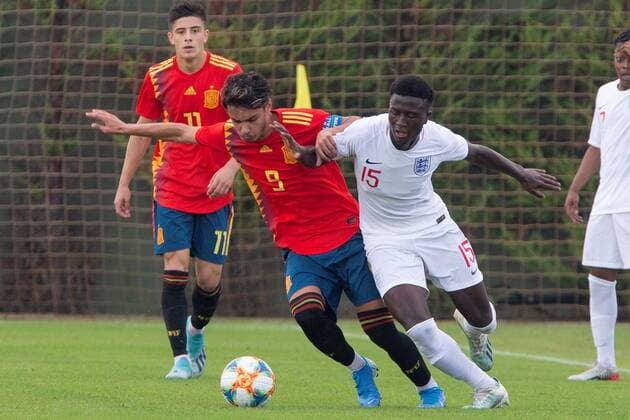 England s U-17 soccer team s player Nohan Kenneh (R) vies for the ball with Spanish Israel Salazar (L) during the men s U-17 friendly match held between Spain and England in San Pedro del Pinatar in Murcia, Spain, 14 October 2019. Spain vs England !ACHTUNG: NUR REDAKTIONELLE NUTZUNG!  Copyright: xMarcialxGuillénx GRAF114 20191014-637066615429239398