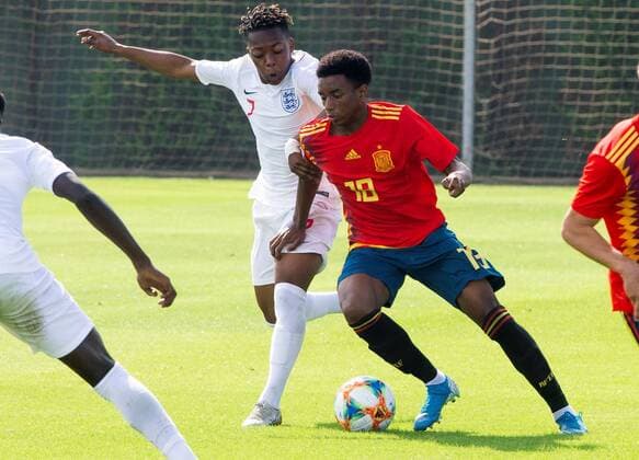 England s U-17 soccer team s player Karamoko Dembele (L) vies for the ball with Spanish Alejandro Balde (R) during the men s U-17 friendly match held between Spain and England in San Pedro del Pinatar in Murcia, Spain, 14 October 2019. Spain vs England !ACHTUNG: NUR REDAKTIONELLE NUTZUNG!  Copyright: xMarcialxGuillénx GRAF123 20191014-637066616106754933