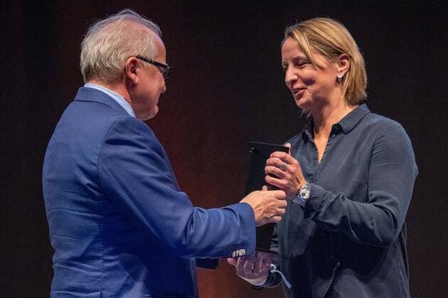 Fritz KELLER li , FB President, GER presents Inka GRINGS former national player, GER the award, half figure, half figure, gesture, gesture, landscape format, admission of the founding eleven of women into the HALL OF FAME of German football on 12 10 2019 in Dortmund Germany Â