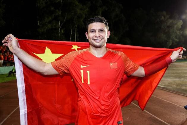 BACOLOD, NEGROS, PHILIPPINES - OCTOBER 15: Elkeson 11 of China holds a national flag after 2022 FIFA Qatar World Cup & 2023 AFC China Asian Cup Joint Qualification Round 2 match between Philippines and China at Pana-ad Park and Football Stadium on October 15, 2019 in Bacolod, Negros, Philippines.  Copyright: xVCGx CFP111254847256 