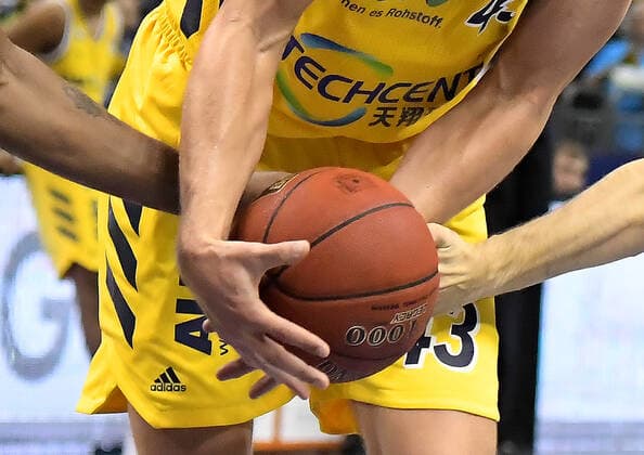 15 10 2019, xlakx, Basketball BBL, Alba Berlin Frankfurt Skyliners emspor, v l Symbolfoto,Hands,Ball Berlin
