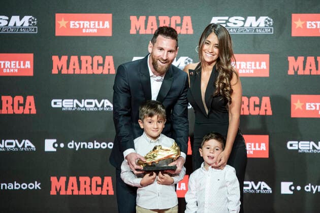 Bilder des Jahres 2019, Sport 10 Oktober Sport Themen der Woche KW42 Sport Bilder des Tages Leo Messi receives the golden boot with his sons and wife, Antonella Roccuzzo October 16, 2019.  (20191015030)