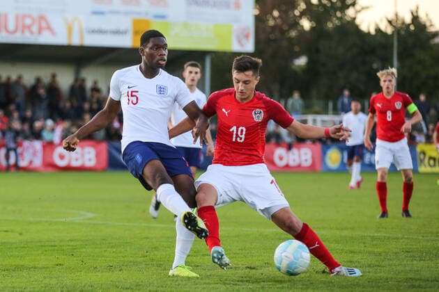 SOCCER - U18, AUT vs ENG, test match LEOBERSDORF,AUSTRIA,16.OCT.19 - SOCCER - OEFB Under-18 international match, Länderspiel, Nationalmannschaft Austria vs England, test match. Image shows Teden Mengi (ENG) and Bernhard Zimmermann (AUT). GEPAxpictures xMichaelxMeindl