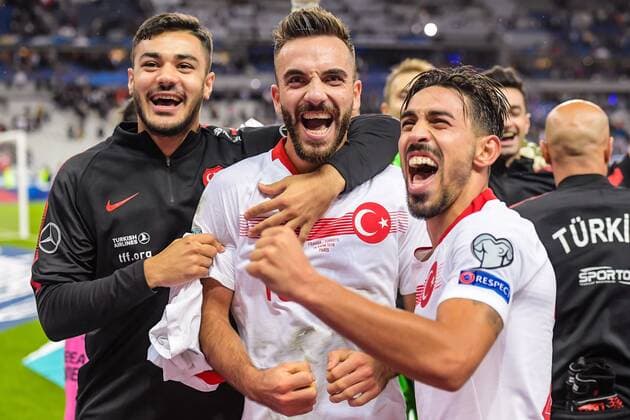 (L-R) Ozan Kabak of Turkey, Kenan Karaman of Turkey, Irfan Can Kahveci of Turkey during the UEFA EURO, EM, Europameisterschaft,Fussball 2020 qualifier group C qualifying match between France v Turkye at Stade de France on October 14, 2019 in Paris, France UEFA EURO 2020 qualifier group H 2019 2020 xVIxANPxSportx xGerritxvanxKeulenxIVx 400064784