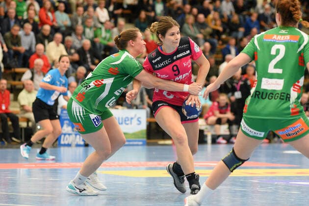 Patricia Kovacs TusSies Metzingen 9 vs Johanna Schnidler FrischAuf Goeppingen 9 TusSies Metzingen, Handball, HBF, Ligaspiel, 16 10 2019, Photo TBaur Eibner FrischAuf Goeppingen vs TusSies Metzingen Goeppingen Copyright: xEIBNER TobiasxBaurx EP_TBR