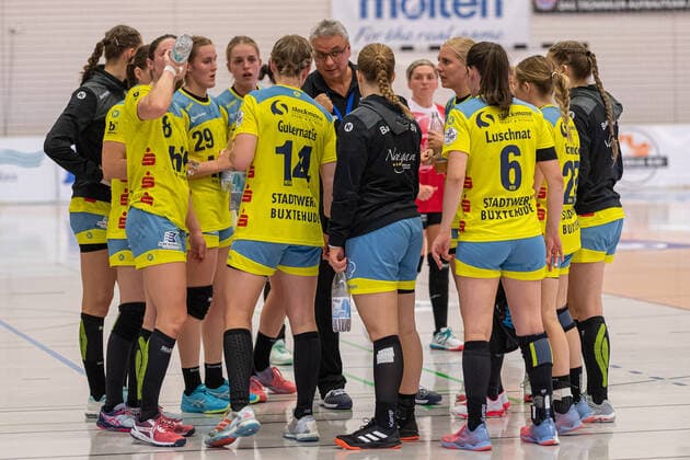Team circle, team circle, speech, motivation Buxtehuder SV coach speech during a time-out, 16 10 2019, Erfurt Germany , Handball, 1 Bundesliga Women, Thüringer HC Buxtehuder SV xprx