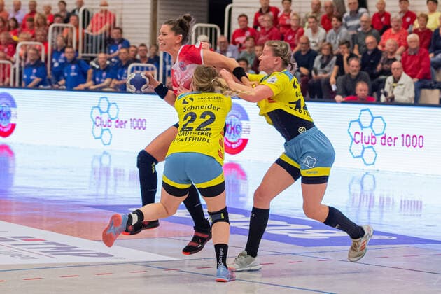 v li Emily Bölk Thüringer HC, 20 , Lynn Schneider Buxtehude, 22 , Friederike Gubernatis Buxtehude, 14 Aktion, action, 16 10 2019, Erfurt Germany , Handball, 1 Bundesliga Frauen, Thüringer HC Buxtehuder SV xprx