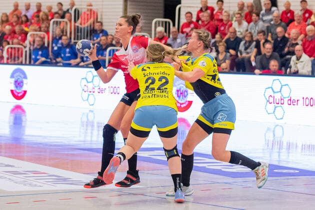 v li Emily Bölk Thüringer HC, 20 , Lynn Schneider Buxtehude, 22 , Friederike Gubernatis Buxtehude, 14 Aktion, action, 16 10 2019, Erfurt Germany , Handball, 1 Bundesliga Frauen, Thüringer HC Buxtehuder SV xprx