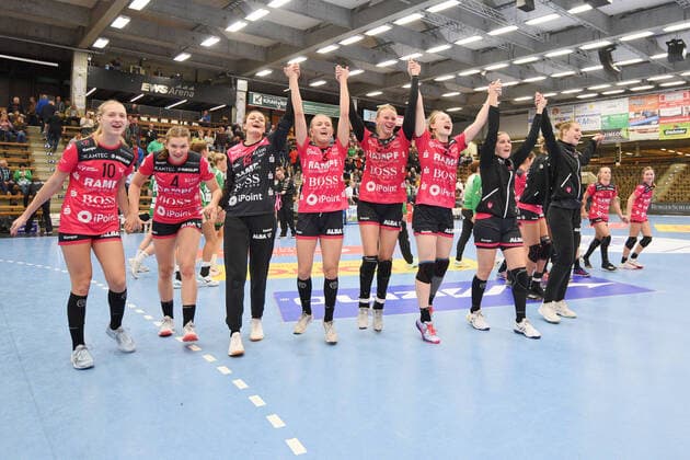 the TusSies celebrate the victory with the fans TusSies Metzingen, Handball, HBF, league game, 16 10 2019, photo TBaur Eibner FrischAuf Goeppingen vs TusSies Metzingen Goeppingen Copyright: xEIBNER TobiasxBaurx EP_TBR