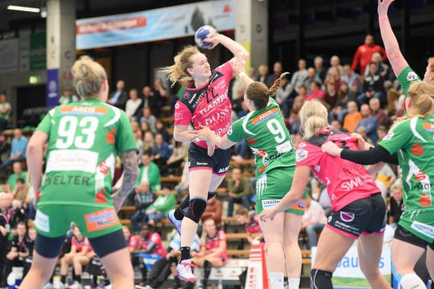 Maren Weigel TusSies Metzingen 22 vs Johanna Schnidler FrischAuf Goeppingen 9 TusSies Metzingen, Handball, HBF, league game, 16 10 2019, photo TBaur Eibner FrischAuf Goeppingen vs TusSies Metzingen Goeppingen Copyright: xEIBNER TobiasxBaurx EP_TBR
