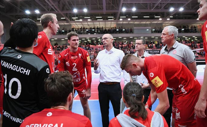 Volleyball 1. Bundesliga Saison 2019 2020 2. Spieltag in Tuebingen in der Paul Horn Arena 16.10..2019 TV Rottenburg - SVG Lueneburg Auszeit TV Rottenburg; Trainer Christophe Achten (Mitte) *** Volleyball 1 Bundesliga Season 2019 2020 2 Matchday in Tuebingen in the Paul Horn Arena 16 10 2019 TV Rottenburg SVG Lueneburg Time-out TV Rottenburg Trainer Christophe Achten Mitte