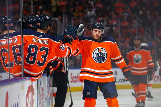 EDMONTON, AB - OCTOBER 16: Edmonton Oilers Left Wing Leon Draisaitl (29) celebrates his goal in the first period during the Edmonton Oilers game versus the Philadelphia Flyers on October 16, 2019 at Rogers Place in Edmonton, AB.(Photo by Curtis Comeau Icon Sportswire) NHL, Eishockey Herren, USA OCT 16 Flyers at Oilers Icon161019014