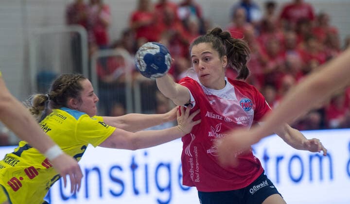 16 10 2019 Erfurt Handball Bundesliga Women Season2019 2020 THC Erfurt Bad Langensalza Buxtehuder SV v l Lynn Schneider 22 Buxtehuder SV and Mariana Lopes 02 Thueringer HC