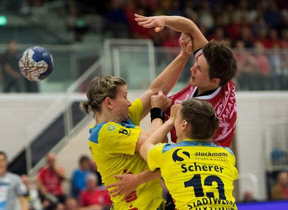 16 10 2019 Erfurt Handball Bundesliga Women Season2019 2020 THC Erfurt Bad Langensalza Buxtehuder SV v l Friederike Gubernatis 14 Buxtehuder SV , Luisa Scherer 13 Buxtehuder SV and at the goal throw Ina Großmann 21 Thueringer HC