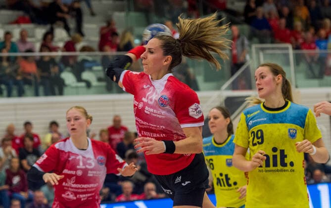 16 10 2019 Erfurt Handball Bundesliga Women Women Season2019 2020 THC Erfurt Bad Langensalza Buxtehuder SV v l Meike Schmelzer 13 Thueringer HC ,Iveta Koresova 18 Thueringer HC ,Lisa Prior 36 Buxtehuder SV Paulina Goller 29 Buxtehuder SV