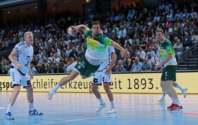 17 10 2019, xovx, Handball HBL, HSG Wetzlar THW Kiel emspor, v l Patrick Wiencek THW Kiel , Nils Torbruegge HSG Wetzlar , Harald Reinkind THW Kiel , Lenny Rubin HSG Wetzlar , Aktion DFL DFB REGULATIONS PROHIBIT ANY USE OF PHOTOGRAPHS as IMAGE SEQUENCES and or QUASI VIDEO Wetzlar