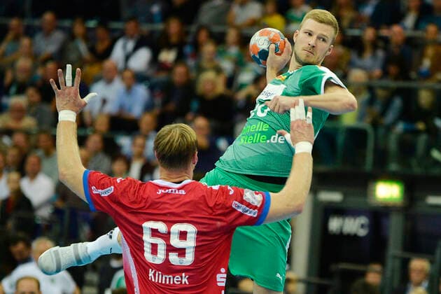LIQUI MOLY Handball Bundesliga 2019 2020, 10 matchday, SC DHfK Leipzig vs. TBV Lemgo Lippe 17 10 2019 Goalscoring Philipp Weber Rueckraumspieler DHfK Leipzig, back number 20 re vs. Christian Klimek Kreislauf Lemgo, back number 69 li in Handball Bundesliga Spiel Leipzig vs. TBV Lemgo Lippe 17 10 2019 Leipzig Sachsen Deutschland Arena Leipzig