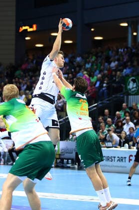Nikola Bilyk Kiel in a duel with Olle Forsell Schefvert Wetzlar HSG Wetzlar vs. THW Kiel, Handball, 1 Bundesliga, 17 10 2019 HSG Wetzlar vs. THW Kiel, Handball, 1 Bundesliga, 17 10 2019 Wetzlar Copyright: xEIBNER RenexWeissx EP_RWS