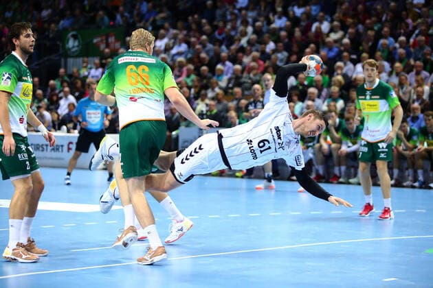 Anton Lindskog Wetzlar in duel with Hendrik Pekeler Kiel HSG Wetzlar vs. THW Kiel, Handball, 1 Bundesliga, 17 10 2019 HSG Wetzlar vs. THW Kiel, Handball, 1 Bundesliga, 17 10 2019 Wetzlar Copyright: xEIBNER RenexWeissx EP_RWS