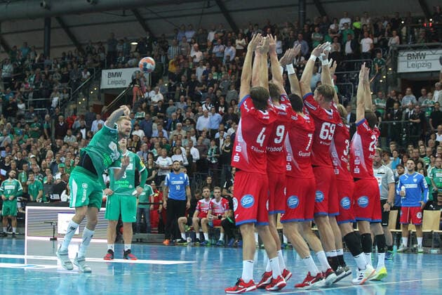 SC DHfK Leipzig vs. TBV Lemgo Lippe, Liqui Moly HBL, 17 10 19 Handball, 1 Bundesliga, Season 2019 2020, 10 Matchday SC DHfK Leipzig vs. TBV Lemgo Lippe on 17 10 19 in the Arena Leipzig In the picture Philipp WEBER 20, SC DHfK Leipzig with the free-throw Copyright: xBEAUTIFULxSPORTS JanxKaeferx