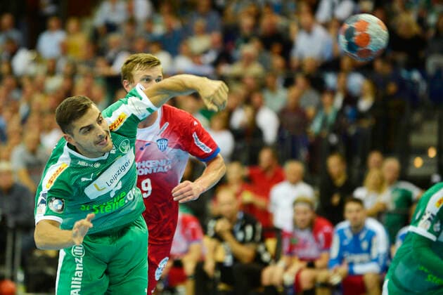 LIQUI MOLY Handball Bundesliga 2019 2020, 10 matchday, SC DHfK Leipzig vs. TBV Lemgo Lippe 17 10 2019 Goalscoring Lucas Krzikalla Outside player DHfK Leipzig, back number 8 purl in Handball Bundesliga game Leipzig vs. TBV Lemgo Lippe 17 10 2019 , Jonathan Carlsbogard Backspace player Lemgo, back number 9 re not seizing a Leipzig Sachsen Deutschland Arena Leipzig