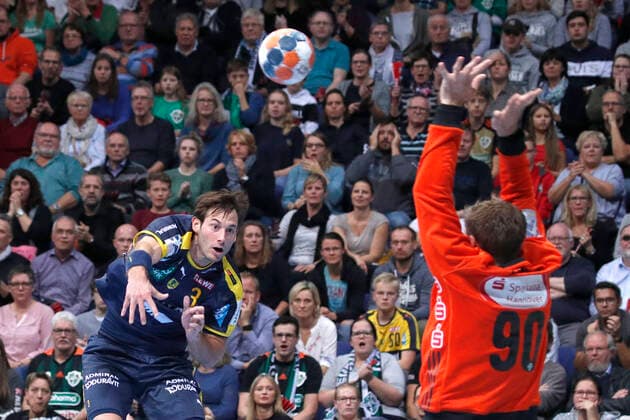 17 10 2019, TUI Arena, Hannover, league game, 1 Bundesliga, TSV Hannover Burgdorf vs. Rhein Neckar Loewen, in picture Uwe Gensheimer 3, Loewen on goal throw against Urban Lesjak 90, Han Burgdorf TSV Hannover Burgdorf vs. Rhein Neckar Loewen